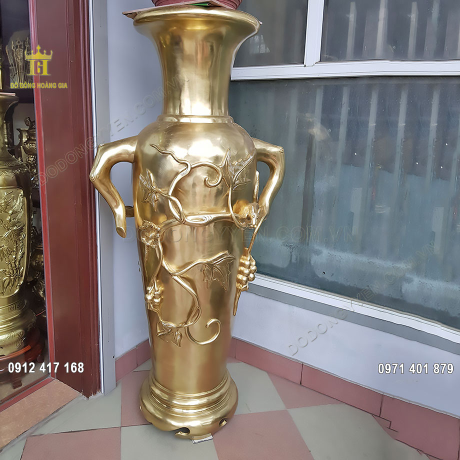 Lọ lộc b&igrave;nh bằng đồng c&aacute;t t&uacute;t chạm nội họa tiết nho s&oacute;c